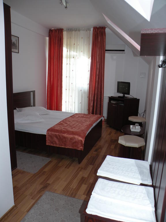 Pensiunea Octogon Piatra Neamţ Kamer foto
